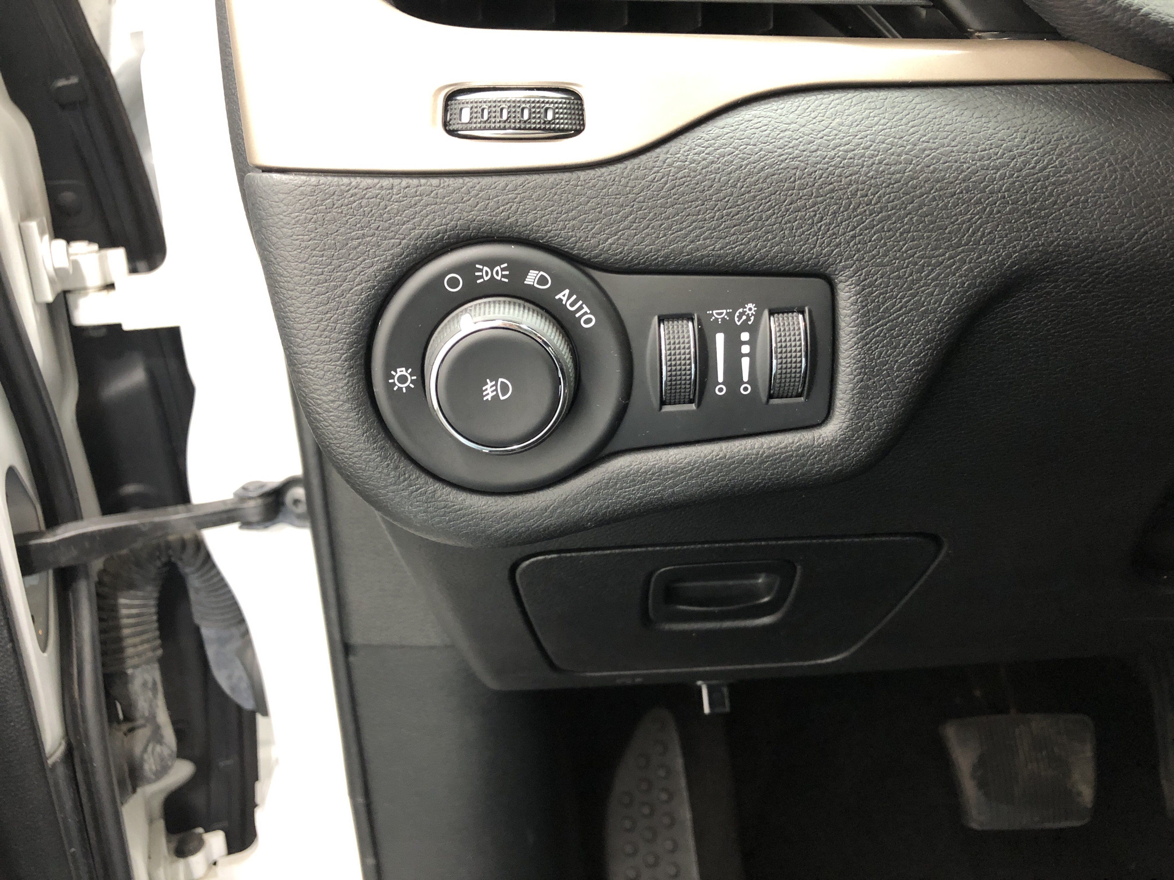 Used 2017 Jeep Cherokee Latitude w/ Cold Weather Group AWD/4WD image 17