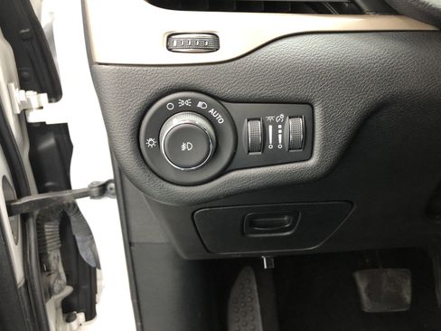 Used 2017 Jeep Cherokee Latitude w/ Cold Weather Group AWD/4WD image 17