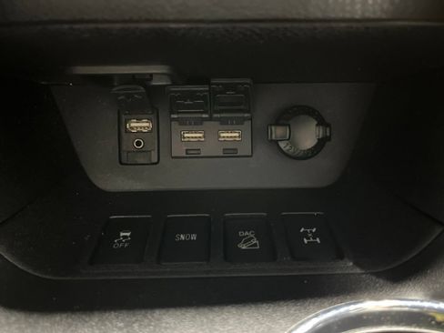 Used 2019 Toyota Highlander XLE AWD/4WD image 29