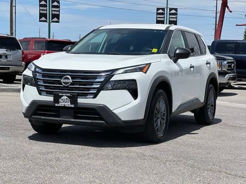 Used 2024 Nissan Rogue S AWD/4WD image 3