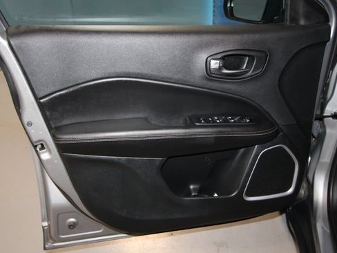 Used 2019 Jeep Compass Latitude FWD image 5