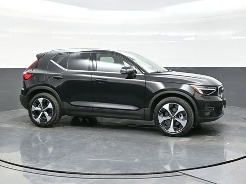 Certified 2025 Volvo XC40 B5 Core w/ Protection Package Premier image 8