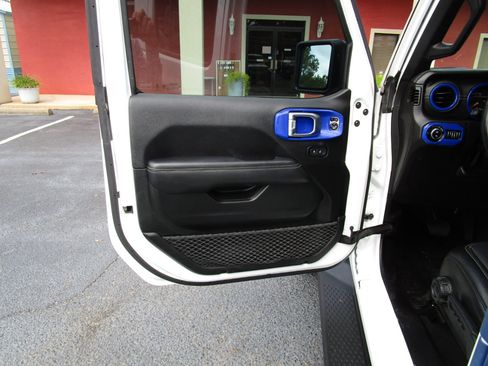 Used 2020 Jeep Gladiator Overland w/ Cold Weather Group image 20