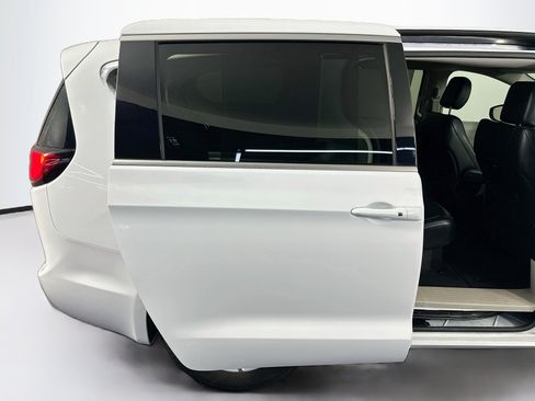 Used 2024 Chrysler Pacifica Touring-L FWD image 33