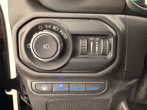 Used 2021 Jeep Wrangler Unlimited Sahara AWD/4WD image 31