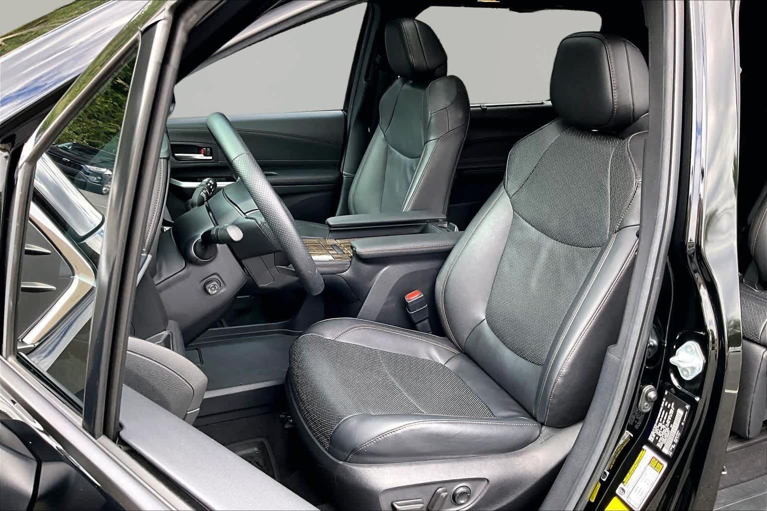 Used 2025 Toyota Sienna Limited FWD image 8