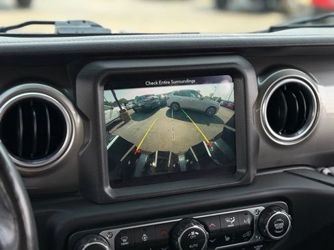 Used 2018 Jeep Wrangler Unlimited Sahara w/ Dual Top Group AWD/4WD image 4