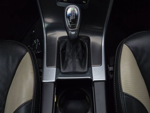 Used 2013 Volvo XC60 T6 R-Design Platinum image 29