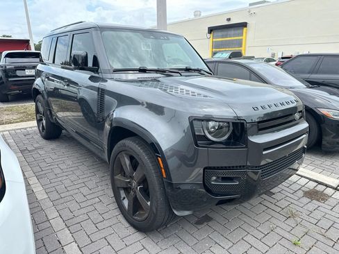 Used 2025 Land Rover Defender 110 X-Dynamic SE AWD/4WD image 3