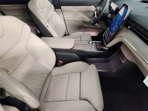 New 2025 Volvo EX90 Plus image 3