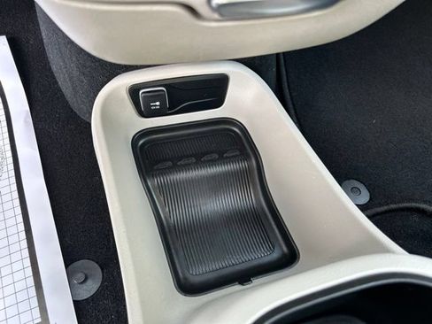 Used 2024 Chrysler Pacifica Limited FWD image 32