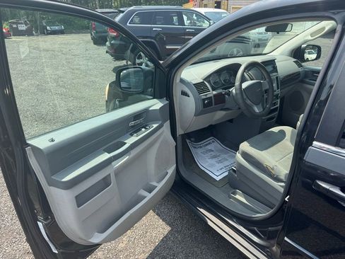 Used 2010 Chrysler Town & Country LX image 29