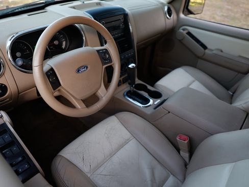 Used 2010 Ford Explorer XLT image 4