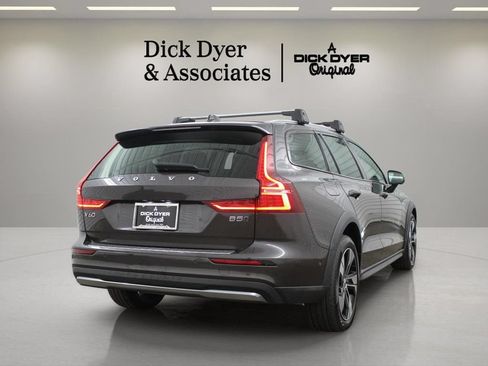 Certified 2023 Volvo V60 B5 Cross Country Plus w/ Climate Package AWD/4WD image 11