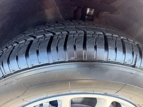 Used 2023 Chrysler Pacifica Touring-L FWD image 13