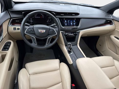 Used 2017 Cadillac XT5 Luxury image 2