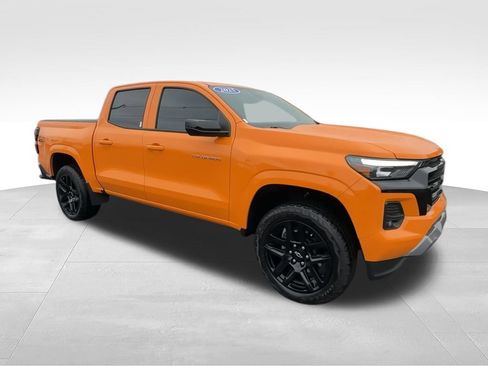Used 2025 Chevrolet Colorado Z71 w/ Z71 Convenience Package 2 AWD/4WD image 2
