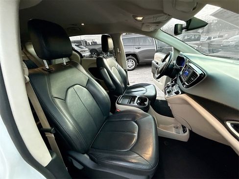 Used 2020 Chrysler Pacifica Touring-L image 32