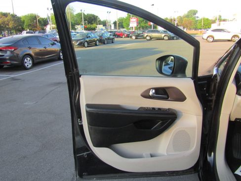 Used 2022 Chrysler Voyager LX FWD image 8