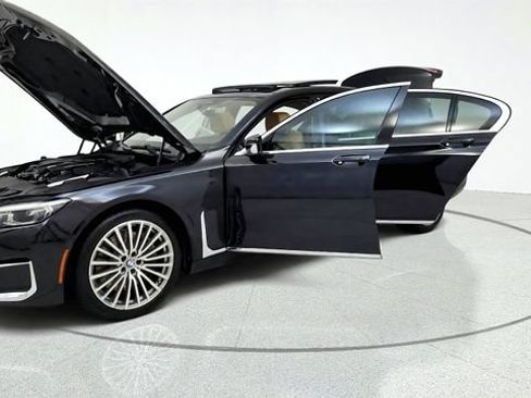 Used 2021 BMW 750i xDrive w/ Executive Package AWD/4WD image 14