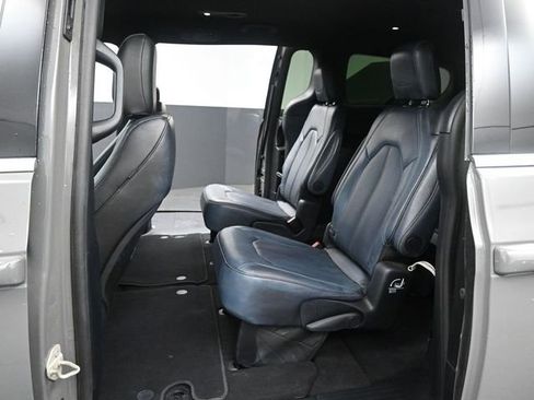Used 2025 Chrysler Pacifica Select image 23