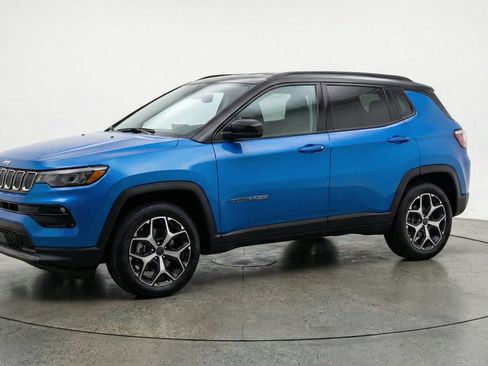 Used 2025 Jeep Compass Limited AWD/4WD image 3