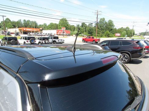 Used 2018 Jeep Compass Latitude w/ Popular Equipment Group FWD image 16