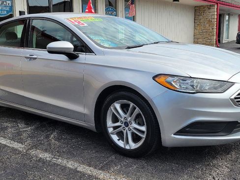 Used 2018 Ford Fusion SE w/ Fusion SE Technology Package image 3
