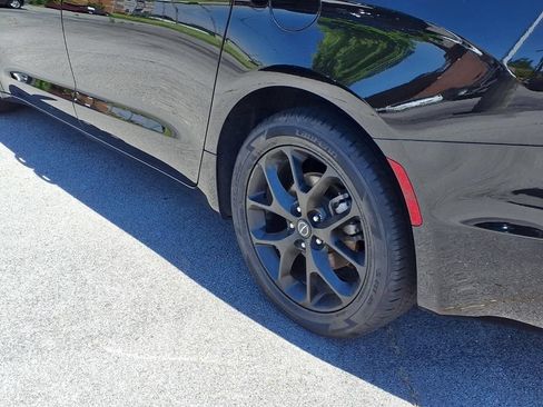 Used 2025 Chrysler Pacifica Limited FWD image 23