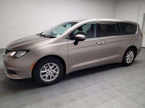Used 2017 Chrysler Pacifica Touring image 2