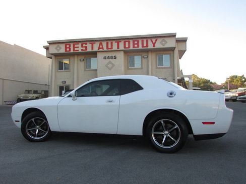 Used 2010 Dodge Challenger SE image 9