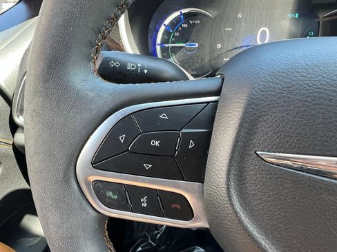 Used 2023 Chrysler Pacifica Pinnacle FWD image 42