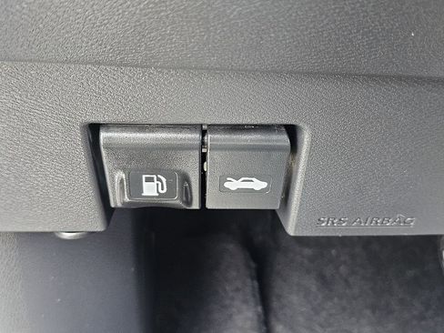 Used 2019 Nissan Kicks SV FWD image 29