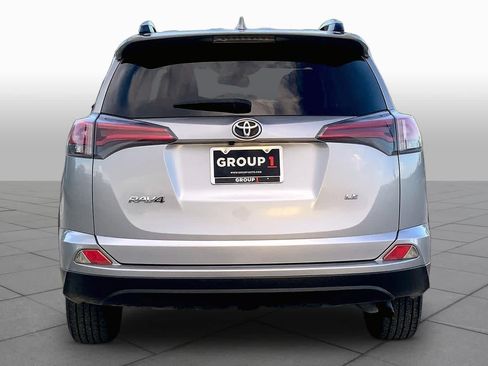 Used 2018 Toyota RAV4 LE FWD image 5