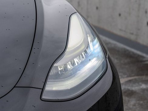 Used 2021 Tesla Model Y Long Range image 12