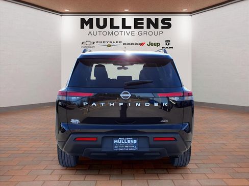 Used 2025 Nissan Pathfinder SV image 6