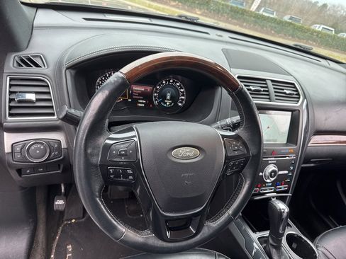 Used 2018 Ford Explorer Platinum image 9