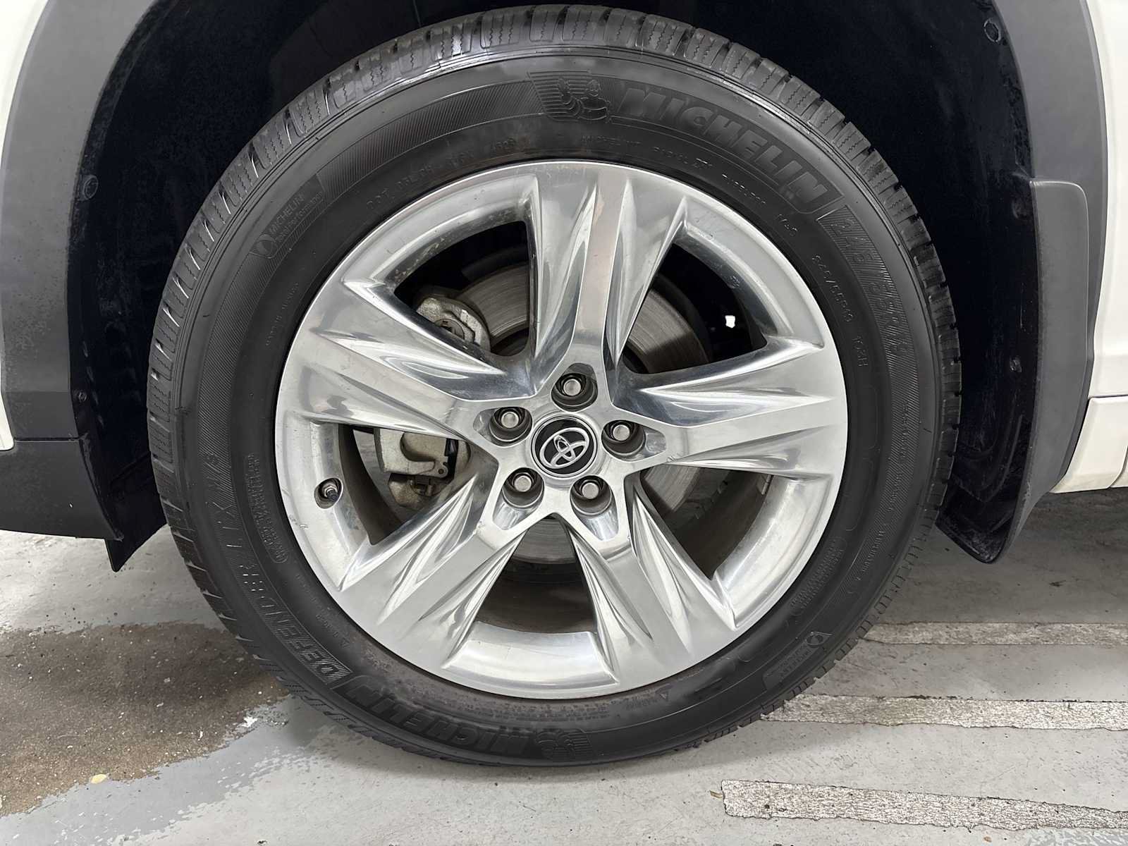 Certified 2019 Toyota Highlander Limited AWD/4WD image 10