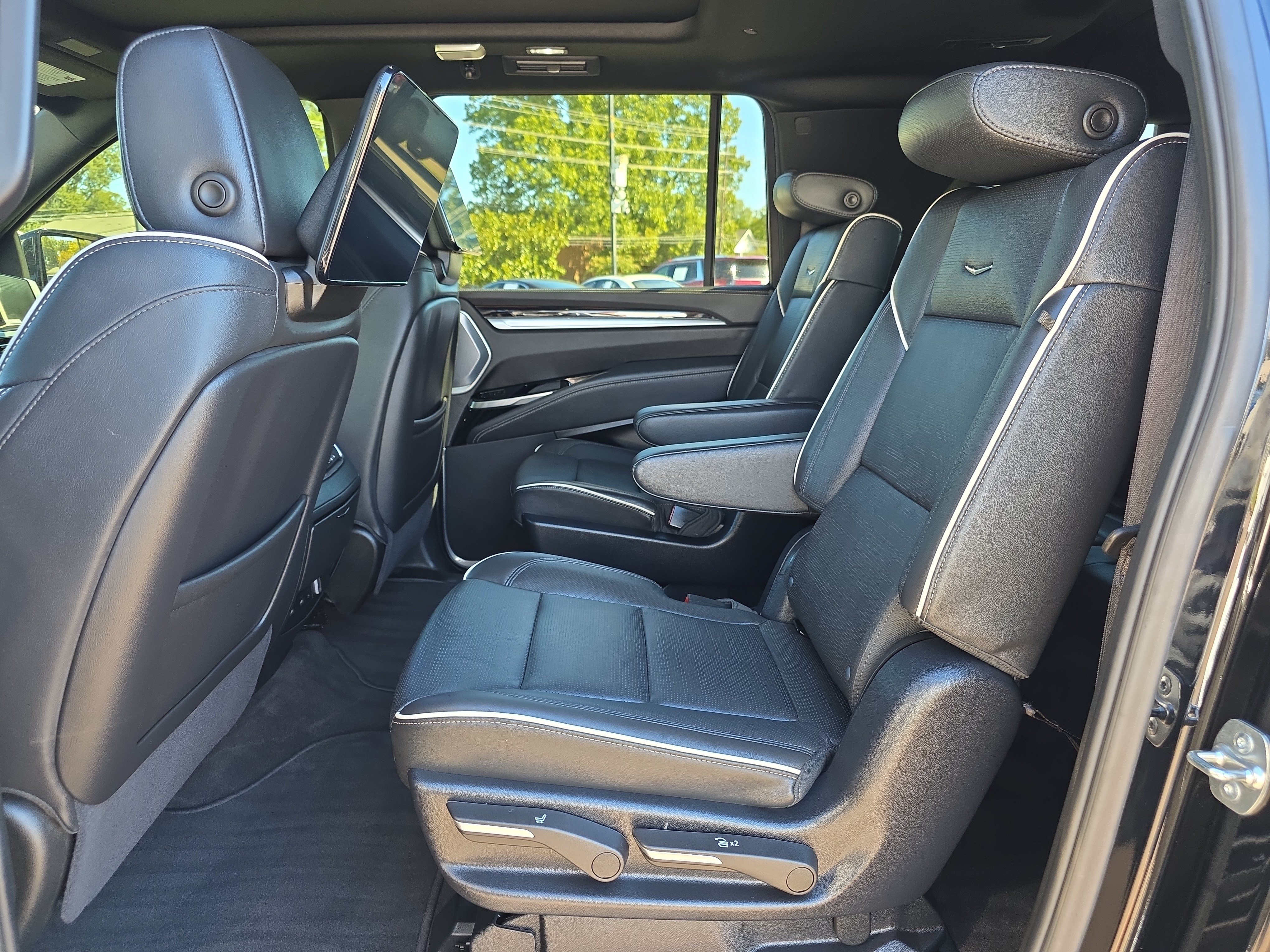 Used 2025 Cadillac Escalade ESV Premium Luxury w/ Touring Package AWD/4WD image 11