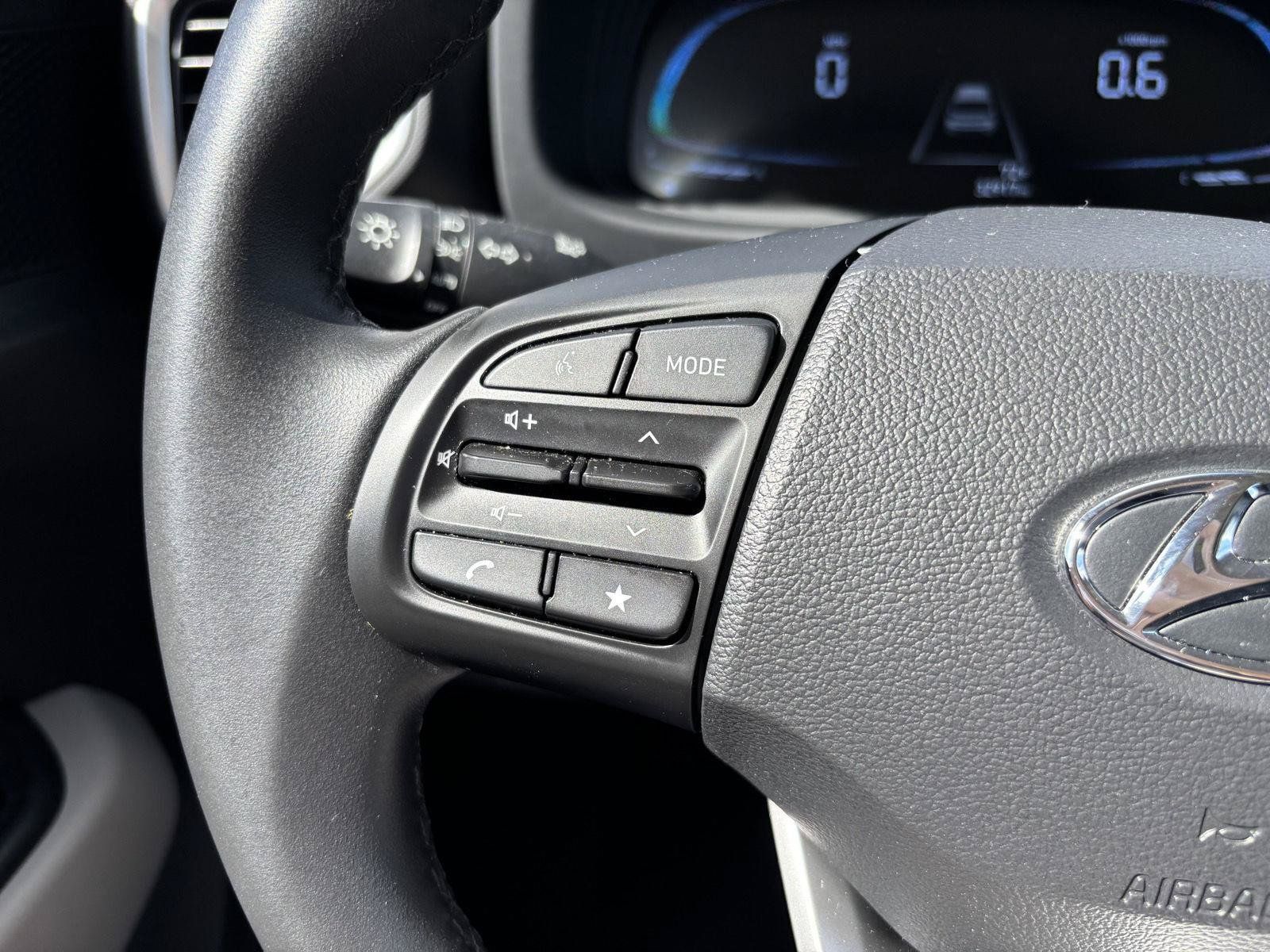 Used 2025 Hyundai Venue SEL FWD image 17