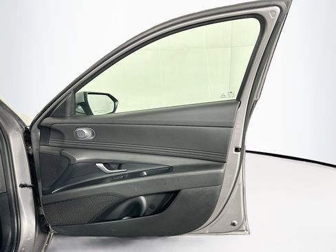 Used 2025 Hyundai Elantra SEL FWD image 34