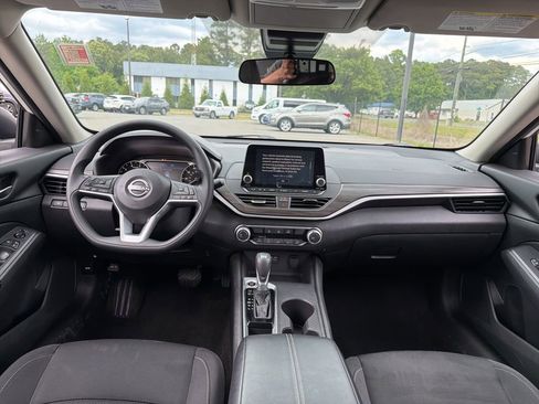 Used 2025 Nissan Altima 2.5 SV FWD image 12