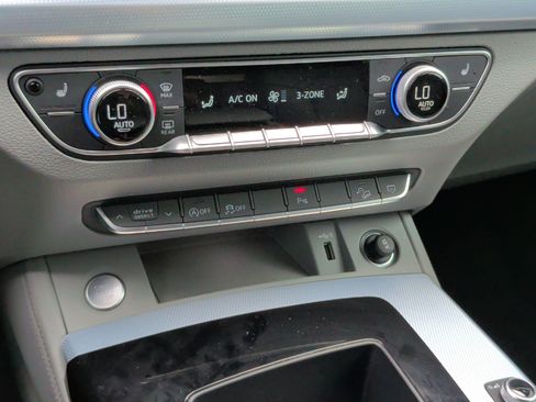 Certified 2025 Audi Q5 2.0T Premium Plus image 22