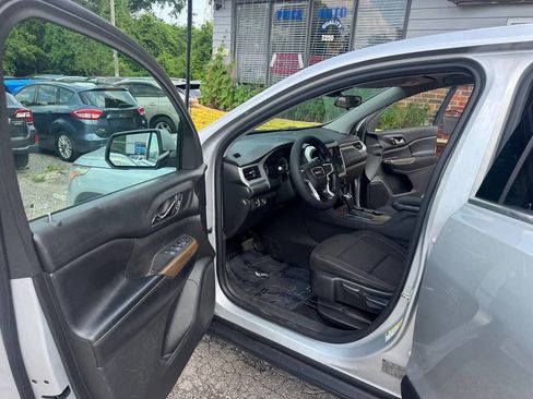 Used 2017 GMC Acadia SLE image 9