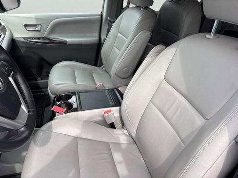 Used 2019 Toyota Sienna XLE w/ XLE Navigation Package image 23