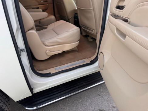 Used 2014 Cadillac Escalade ESV Luxury image 25