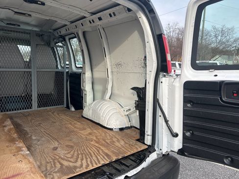 Used 2016 Chevrolet Express 2500 image 19