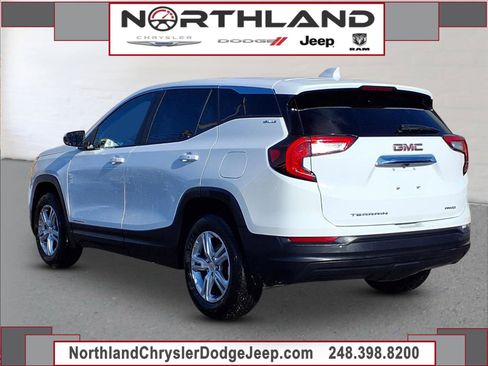 Used 2024 GMC Terrain SLE image 2