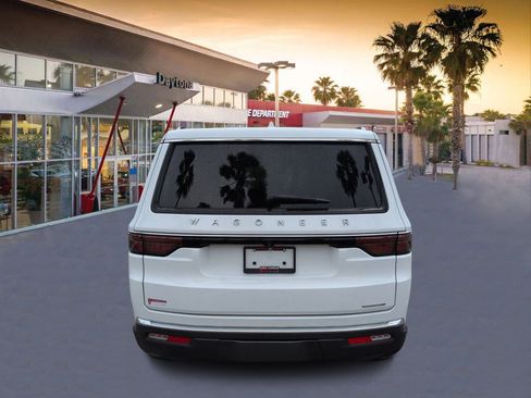 Used 2022 Jeep Wagoneer Series III w/ Premium Group I image 4