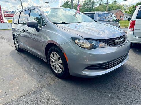 Used 2020 Chrysler Voyager L FWD image 3